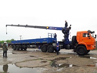 Седельный тягач КАМАЗ 43118-3027-50 с КМУ DongYang SS1956