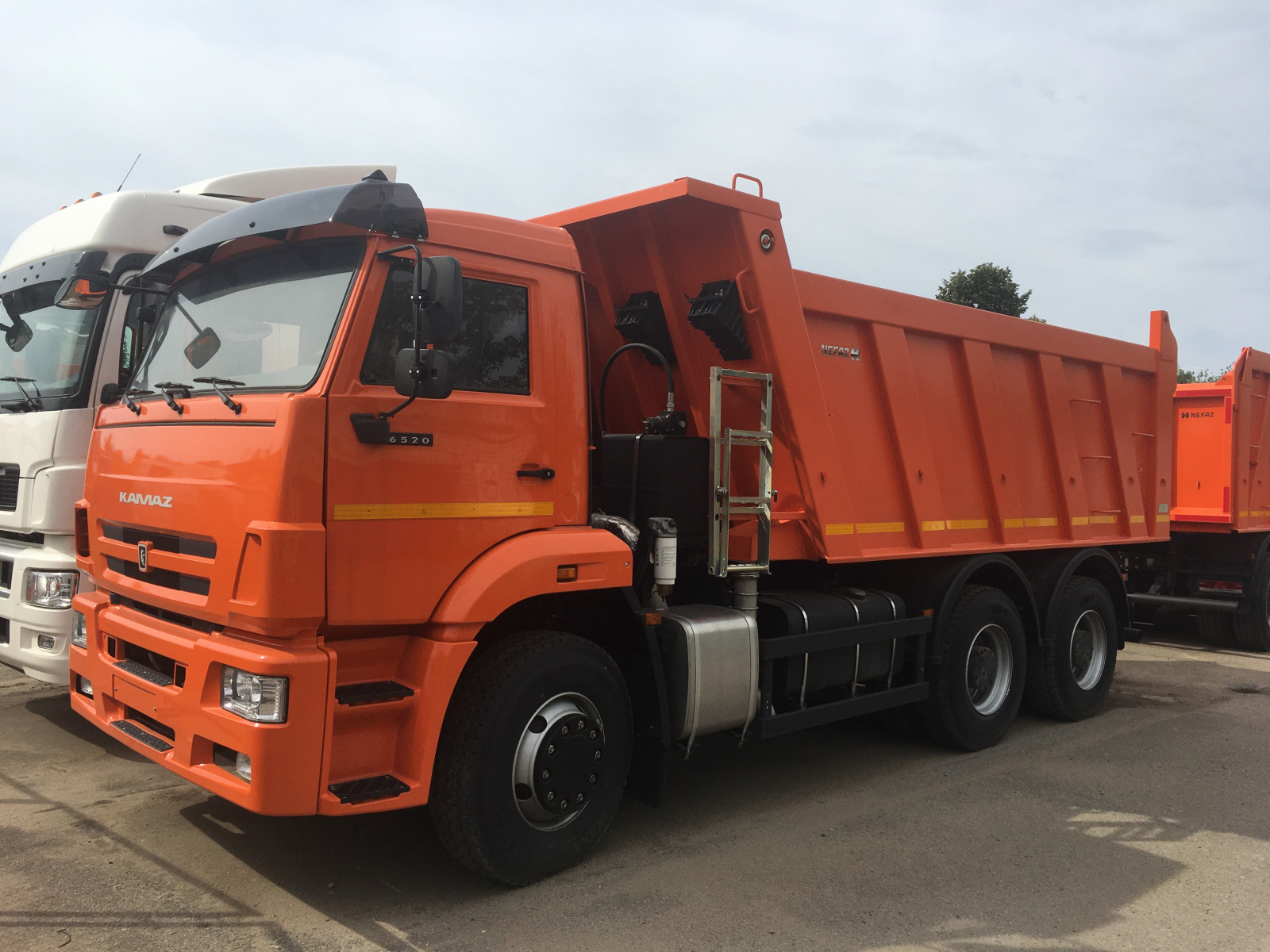 Фото №1: Строительный самосвал НЕФАЗ 6520-26012-53