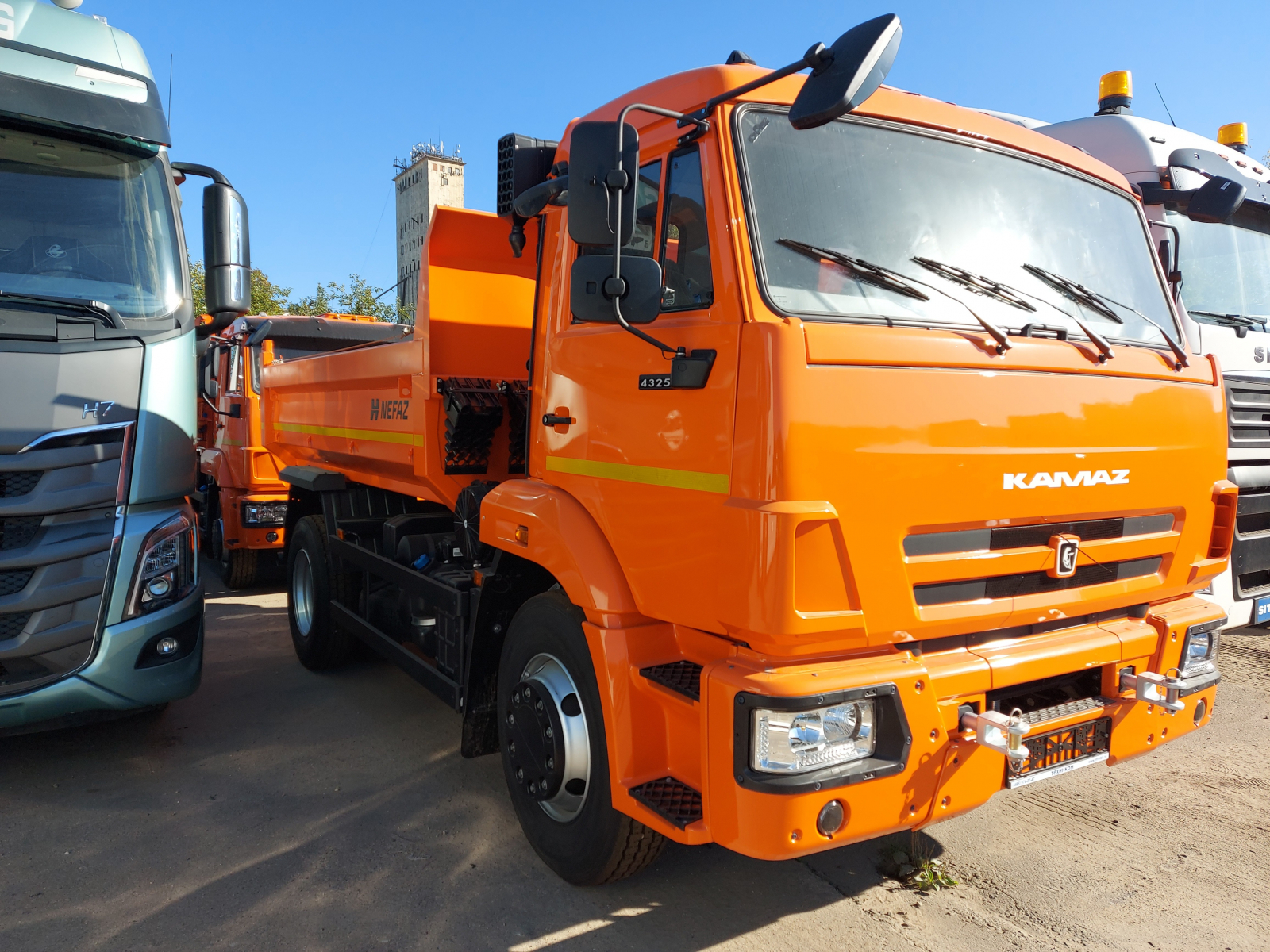 Фото №1: Строительный самосвал НЕФАЗ 43255-8010-69