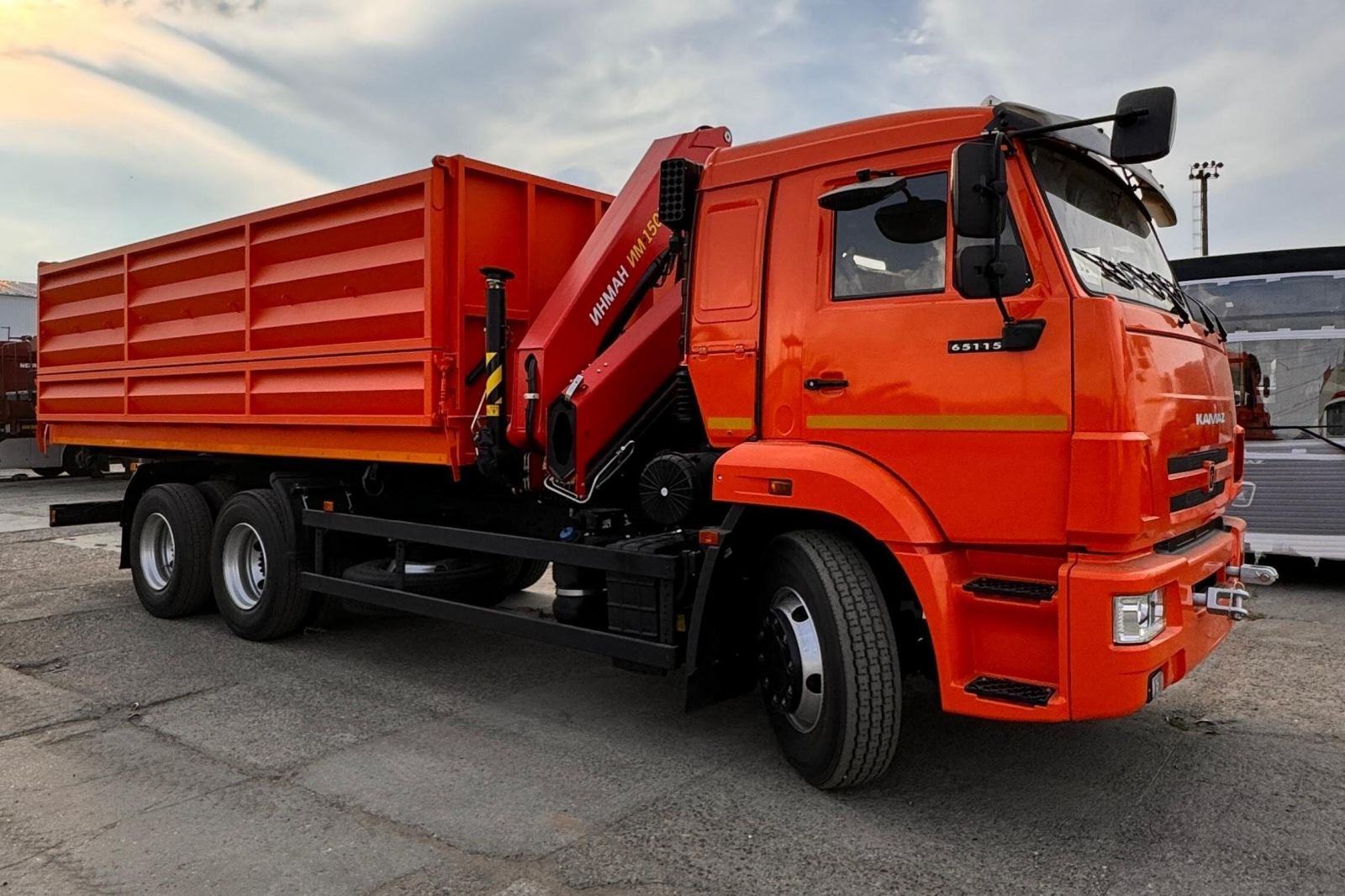 Фото №1: Самосвал с крано-манипуляторной установкой 659004-1833523-48 на шасси КАМАЗ 65115-3094-48